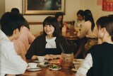 映画「シンシン アンド ザ マウス／SINSIN AND THE MOUSE」より、岸井ゆきの演じるちづみ（中央）