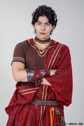 炎角の亜人態（演：国上将大）。シャウトが見つけたエゴルギアに封印されていた古代の角獣王。本来は巨大な角獣の姿をしているが、普段は人間の姿でシャウトと一緒に行動している。角獣たちの王として威厳ある振る舞いをするが、長い間エゴルギアの中で眠りについていたため、現代文明には疎い。シャウトに王の資質「エゴ」を見出し、ぶつかり合いながらも真のキャプテンへと導いていく