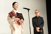 左から井川遥、土井裕泰