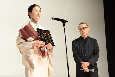 左から井川遥、土井裕泰