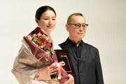 第35回日本映画プロフェッショナル大賞授賞式の様子。左から井川遥、土井裕泰