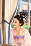 お家再興のため婿探しに奔走する策略家の令嬢・羅令妤。演じたのは中国ドラマ「夢華録（むかろく）」や、映画「人魚姫」で知られるリン・ユン（林允）