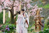 唇が触れ合う羅令妤（左）と陸昀（右）。リン・ユン（林允）とファン・イールン（方逸倫）がそれぞれを演じた