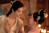 左からファン・イールン（方逸倫）演じる陸昀、リン・ユン（林允）演じる羅令妤。劇中では策略家同士の2人が恋の駆け引きを繰り広げる