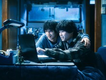 「汝、星のごとく」場面写真。夢中でマンガに向き合う青埜櫂（左 / 横浜流星）、久住尚人（右 / 松村北斗）