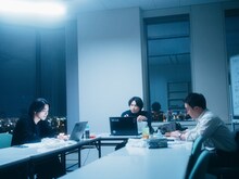 「汝、星のごとく」場面写真。マンガの展開内容について納得いくまで打ち合わせを重ねる青埜櫂（左 / 横浜流星）、久住尚人（中央 / 松村北斗）、植木渋柿（右 / 濱田岳）