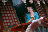 ティエン・シーウェイ（田曦薇）演じる中国ドラマ「子夜帰」のヒロイン・武禎。“自由奔放な令嬢”は昼の顔で、夜になると猫の妖怪へ姿を変える ©Shanghai Linmon Pictures. Co., Limited.