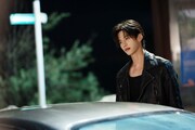 血のつながらない妹と惹かれ合っていく兄・靳朝。演じたのは中国ドラマ「与鳳行」「少年春風～The First Generation～」のホー・ユー（何与）。色気あふれる彼の演技は、配信直後からSNSで大きな反響を呼んだ