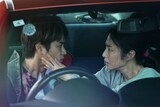 「藁にもすがる獣たち」場面写真。左から前田旺志郎演じる武藤真哉、MEGUMI演じる庄田美奈