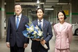 月10ドラマ「銀河の一票」の撮了を迎えた松下洸平（中央）と坂東彌十郎（左）、黒木華（右）