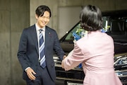 月10ドラマ「銀河の一票」の撮了を迎えた松下洸平（左）。現場に駆け付けた黒木華（右）を見て「えー！ いつの間に！」と驚きつつ、演じた日山流星のイメージカラーである青色の花束を受け取った