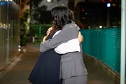 月10ドラマ「銀河の一票」の撮了を迎え、抱き合う野呂佳代（左）と黒木華（右）。2人きりの夜道のシーンで撮影を終えた