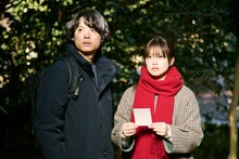 映画「白鳥とコウモリ」場面写真。左から松村北斗演じる容疑者の息子・倉木和真、今田美桜演じる被害者の娘・白石美令