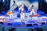 「劇場版 TUBE 40th Anniversary Live & Documentary ～40周年の航海記～」より。