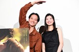 劇中でシンシンがちづみに手で傘を作るシーンを再現する藤原季節（左）と中田青渚（右）