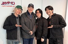 「スパイダーマン：ブランド・ニュー・デイ」日本版主題歌を担当するMrs. GREEN APPLE（中央右：大森元貴 / 右：若井滉斗 / 左：藤澤涼架）とマーベル・スタジオの社長ケヴィン・ファイギ（中央左）