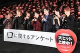 ホラー映画「口に関するアンケート」初日舞台挨拶の様子。左から清水崇、森愁斗（BUDDiiS）、吉川愛、板垣李光人、綱啓永、MOMONA（ME:I）、西山智樹（TAGRIGHT）