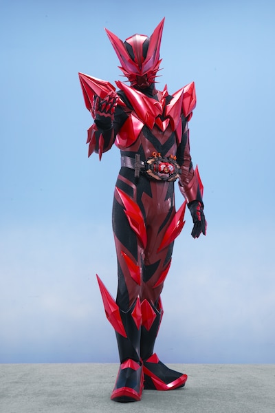 猫モチーフの仮面ライダーマオウ。腰に巻いているのはマオウドライバー