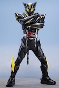 猫モチーフの仮面ライダーリド。仮面ライダーマイスと同じベルトを腰に巻き、さらにハンマーボーンバックルをベルトに装着している