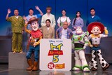 “ファンタイム・ウィズ・トイ・ストーリー5” プライベート・イブニング・パーティー スペシャルトークショー＆スペシャルグリーティングの様子。前列左からウッディ、唐沢寿明、所ジョージ、バズ、ジェシー。後列左から松尾駿、長田庄平、佐野勇斗、広瀬アリス、井上和、松井ケムリ