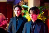 永瀬廉（King & Prince）演じる鬼龍院玲夜（右）、兵頭功海演じる荒鬼高道（左）