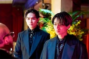 永瀬廉（King & Prince）演じる鬼龍院玲夜（右）、兵頭功海演じる荒鬼高道（左）