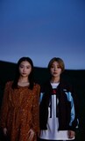 「死ねばいいのに」より、奈緒演じる渡来映子（右）と伊東蒼演じる鹿島亜佐美（左）