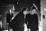 Oasisの再結成ツアーを収めたライブドキュメンタリー映画「オアシス：ドント・ルック・バック・イン・アンガー」場面写真。左からリアム・ギャラガー、ノエル・ギャラガー（写真：Simon Emmett）