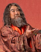 ドラマ「長安のライチ」の登場人物・蘇諒（そりょう）。李善徳を利用して儲けようと近付くも誠実であきらめない精神に心動かされる商人。演じたのは中国ドラマ界の重鎮リュー・リアン（呂涼）