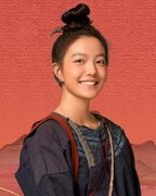 ドラマ「長安のライチ」の登場人物・阿僮（あとう）。両親から引き継いだライチ園を営んでいる。演じたのはジョウ・メイジュン（周美君）