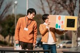 映画「ナギダイアリー」場面写真。カメラ・オブスクラをのぞき込む友梨（右 / 演：石橋静河）、好浩（左 / 演：松山ケンイチ）