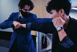 ジャッキー・チェンが主演を務めたアクション映画「シャドウズ・エッジ」より、SEVENTEENのジュン（文俊輝）演じる胡楓（左）