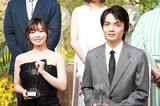 第52回放送文化基金賞贈呈式より、左から森七菜、岡山天音