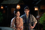 中国ドラマ「与晋長安～乱世に咲く、宿命の華～」より、ソン・イー（宋軼）演じる女将軍・黎霜（左）と彼女が戦場近くで拾った記憶喪失の晋安（右）。劇中では彼の正体が敵国の皇弟・段敖登であることが明らかになっていく