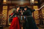 中国ドラマ「蒼蘭訣～エターナル・ラブ～」の原作者として知られる作家・九鷺非香の小説を「折腰」のドン・コー（鄧科）がドラマ化した「与晋長安～乱世に咲く、宿命の華～」場面写真。左からソン・イー（宋軼）演じる黎霜、チョン・レイ（丞磊）演じる段敖登 / 晋安