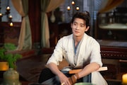 歳下の犬系男子・晋安を演じたのは中国ドラマ「錦月如歌 強く美しき誓い」など出演作が次々と日本上陸しているチョン・レイ（丞磊）。どこか浮世離れした純粋さを持ちながらも、戦いになれば驚異的な武力を発揮する晋安の正体は皇弟・段敖登だ
