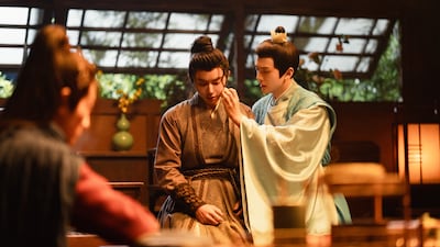 中国ドラマ「朝雲散 ～花楼夜に交わる、二つの運命～」より、家族が虐殺された過去を持つ沈松（左）と良家の御曹司・公孫離（右）。劇中では正反対であり、どこか孤独だった2人の魂が共鳴するさまがつづられる