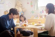 「私はあなたを知らない、」坂口健太郎が家族の温もりを知る新写真、堀田真由と過ごす日常