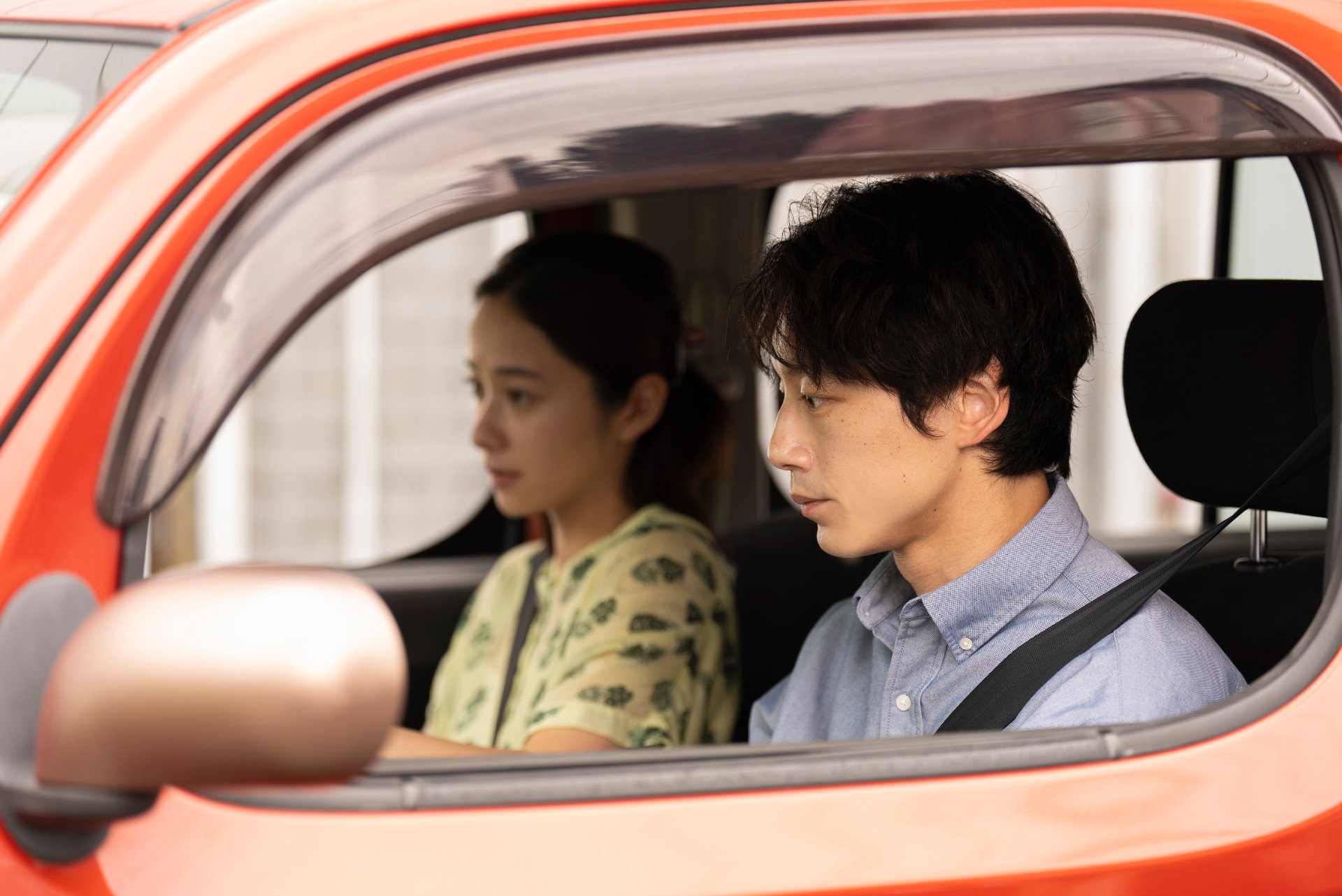 私はあなたを知らない、」場面写真。手前から西山夕平（演：坂口健太郎