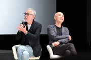 ドラマ「GTO」制作発表会見に登壇した中島悟（左）、遊川和彦（右）