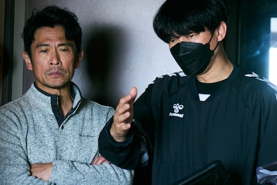 Prime Originalドラマ「犯罪者」メイキング写真。左から内野聖陽、松永大司