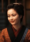 亀梨和也主演の時代劇「銭形平次」より、生田絵梨花演じる平次の相方・お静。平次とは友達以上恋人未満の関係