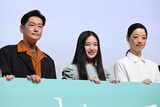 主人公ソヒを演じた恒那（中央）と、ソヒの両親を演じた井浦新（左）、市川実和子（右）
