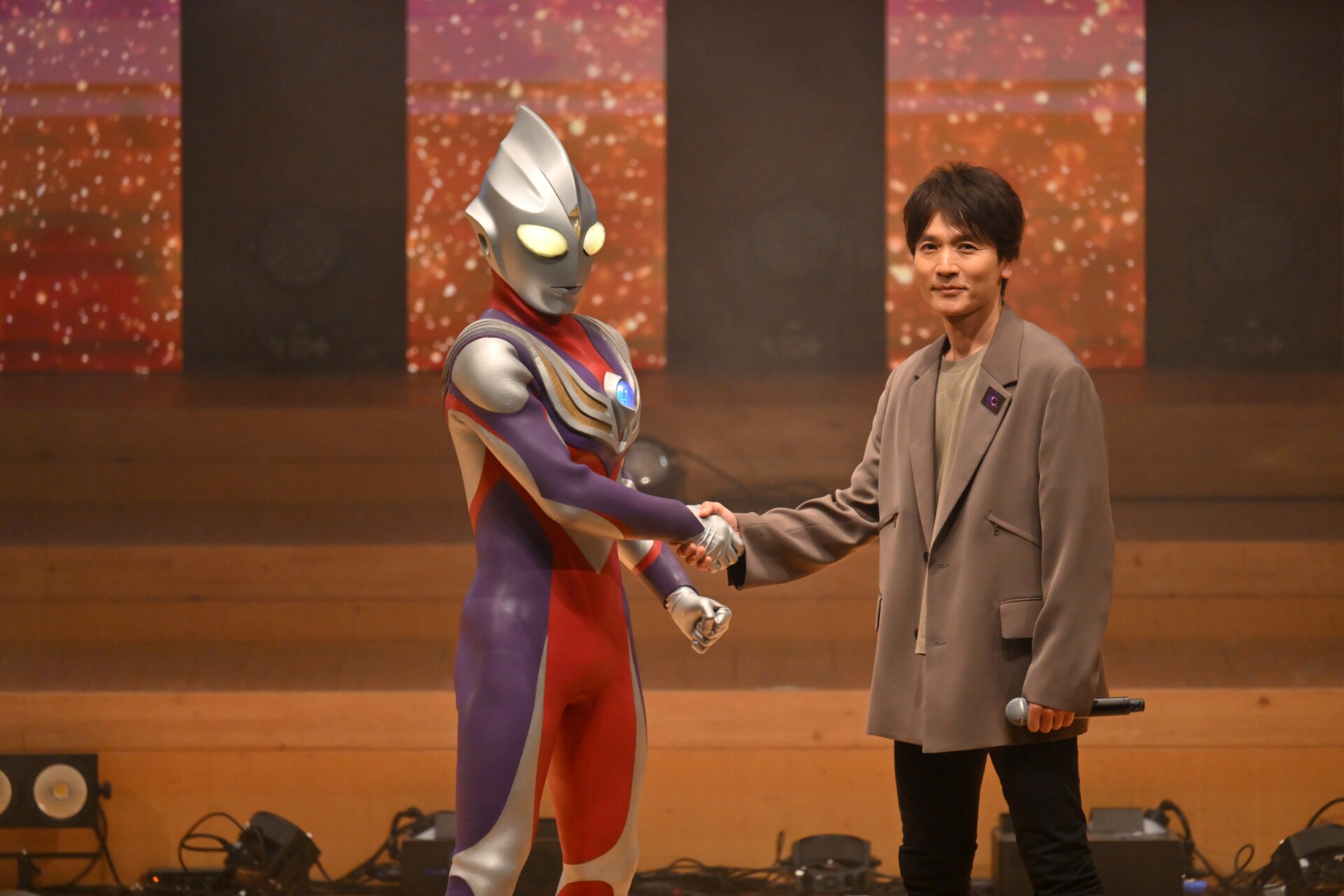 長野博がティガと固い握手、ウルトラマンの日に吉本多香美・高樹澪