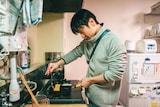 「平行と垂直」場面写真より、自閉スペクトラム症の兄・大貴。安田章大（SUPER EIGHT）は大貴を演じるにあたり、専門家のレクチャーを受けたほか、ASDなどの特性を持つ人が通う教育機関を訪問。生徒と交流を持つなど理解を深め、真摯に役作りに向き合った