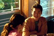 「クロスロード・カルテ」場面写真。泉澤祐希演じる横峯健斗（奥）