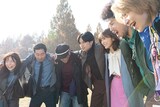 映画「ラブ≠コメディ」メイキング写真。中島健人、長濱ねるをはじめとするキャストが円陣を組んでいる