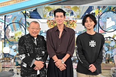 TBS系トーク番組「A-Studio+」に出演した中島歩（中央）。司会の笑福亭鶴瓶（左）、藤ヶ谷太輔（Kis-My-Ft2 / 右）