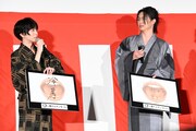 ホラー映画「口に関するアンケート」舞台挨拶の様子。左から板垣李光人、綱啓永