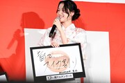 ホラー映画「口に関するアンケート」舞台挨拶に登壇したMOMONA（ME:I）